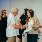 1.0_Sarah Gantner gratuliert Helmut Burger zum Grünen C_FRAITAG-07904